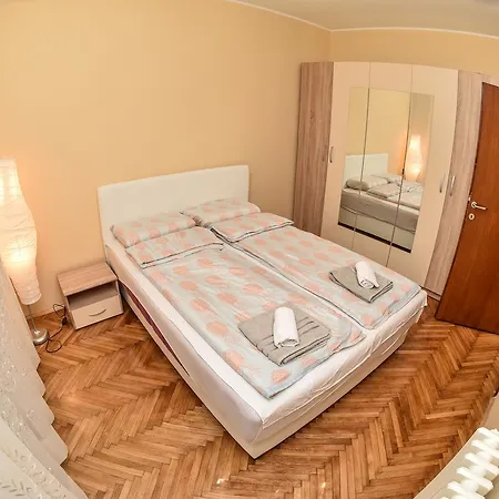 Chimney Modern 公寓 *